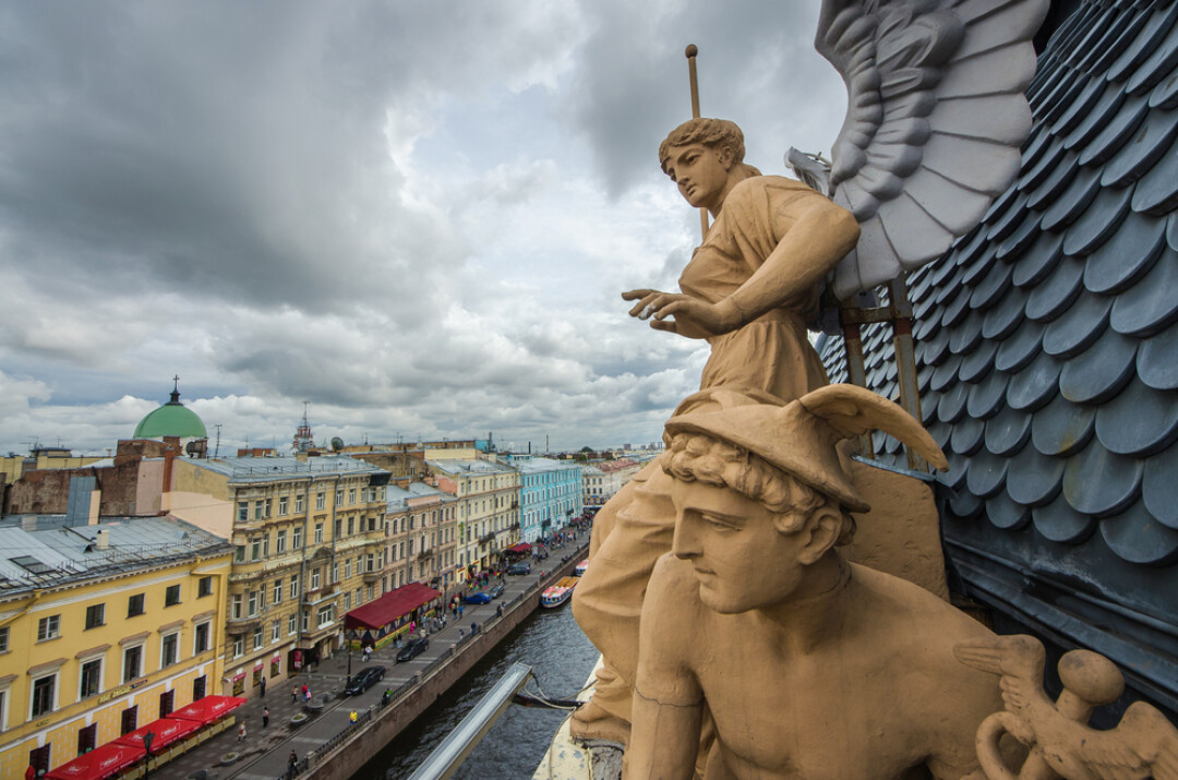 Ангелина в Питере стоит голышом на крыше