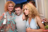 Дизайнер Олег с подругой и Машей Цепляевой