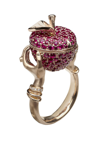 Яблоко Спящей Красавицы. В тайнике можно хранить травы, ладан, локон возлюбленного...