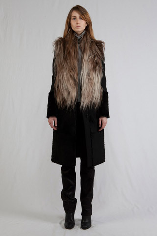 Вариант жилета в коричневых тонах