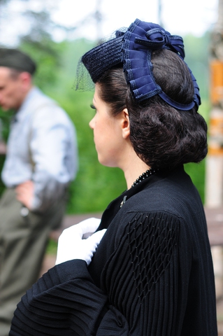 Мэган Виртанен в шляпке из собственной коллекции