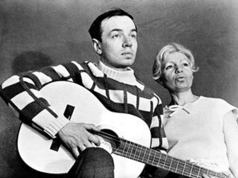 Андрей Вознесенский в диссидентском свободном свитере и Зоя Богуславская, середина 1960-х.