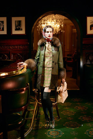 Сумка So Dior, черная, серая, бежевая кожа, 110 000 р. Чулки из кашемира и шелка, 30 000 р.