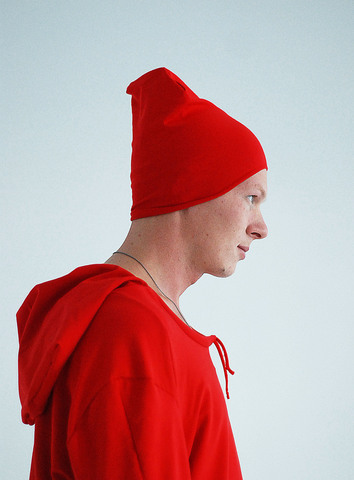 Гоша Карцев в красной шапочке и кофте Greatcriss