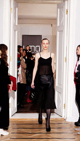 Шерстяная юбка-годе, кожаный пояс на бедрах, шифоновый топ