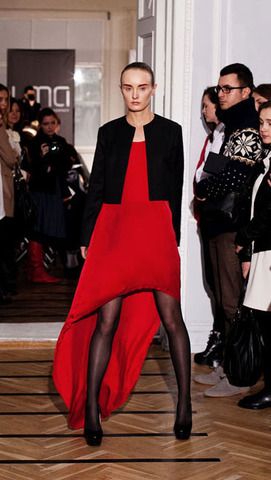 Шелковое платье с асимметричным вырезом, шерстяной жакет