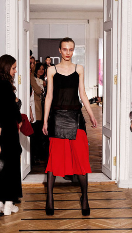 Шелковый топ, расклешенная юбка, кожаный пояс