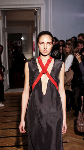 Шелковое платье, ремни - от рюкзака из красного нубука