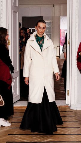 Шифоновая юбка, шерстяное пальто и ожерелье из шелковых лент