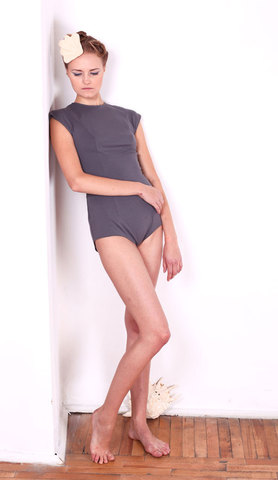 Платье из серого шелка и шляпка