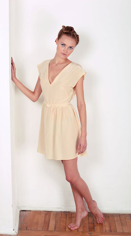 Платье из шелка с V-образным вырезом