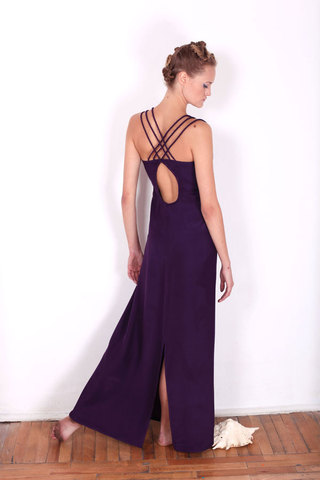 Платье с асимметричным разрезом