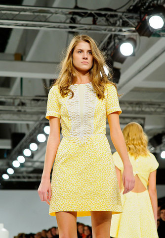 Желтое мини ученицы младших классов