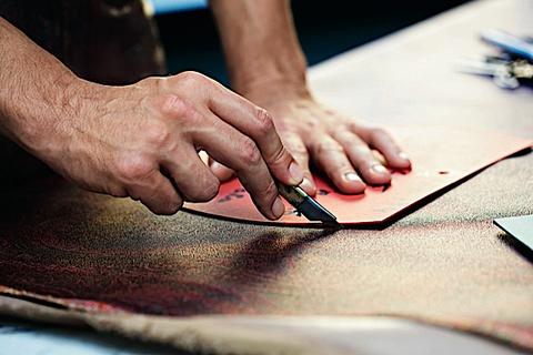 Все сумки Etro создаются вручную. На внутреннем кожаном лейбле мастер оставляет индивидуальный номер изделия