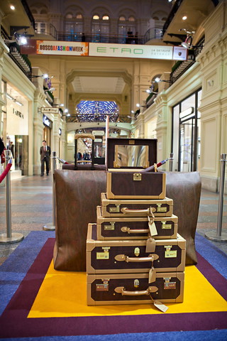 Багаж с классическим для Etro орнаментом