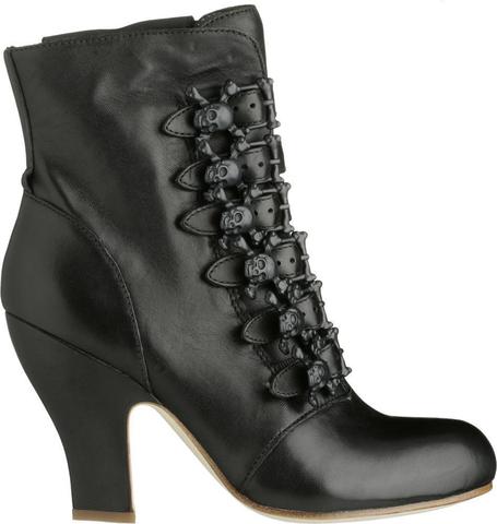 Застежки из черепов выглядят романтично в сочетании с изящным каблуком и круглым носом, 18 590 р.