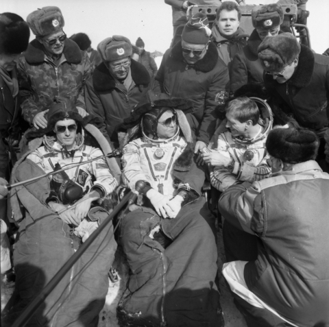 Возвращение на Землю космонавта Александра Волкова