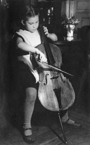 "Мама удивительно чтит память о бабушке - ни одного стула в ее синей гостиной с места не сдвинула, на своих местах и рояль, и лампа, и стол"