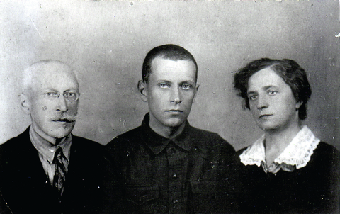 Заключенный Лихачев на свидании с родителями в Соловецком лагере. 1929 год