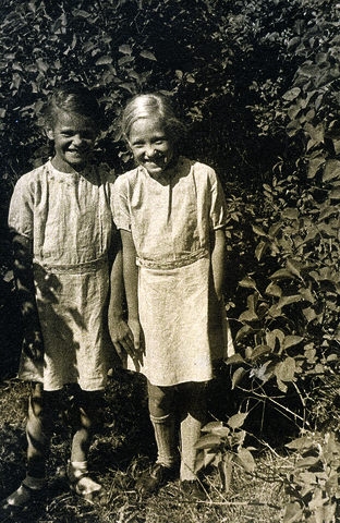 Дочери близнецы Д. С. Лихачева Вера и Людмила