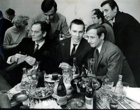 Обед в ресторане «София» в Москве. Зайцев показывает свои эскизы французским дизайнерам. Слева от него — Пьер Карден.