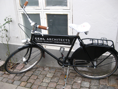 Велосипед — главный символ «копенгагенизации». 40% жителей города постоянно перемещаются на педальной тяге. Фото: flickr.com/photos/roryrory