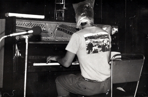 Играть на рояле Курехину не мешал даже пакет на голове, как и наволочка - Олегу Каравайчуку