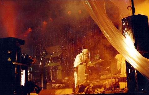 На сцене «Поп-механики» не только играли музыку, но резали железо и жарили шашлыки