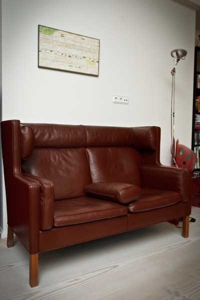 Диван Fredericia Борге Могенсена 1949 года — на нем Лина рассаживает гостей