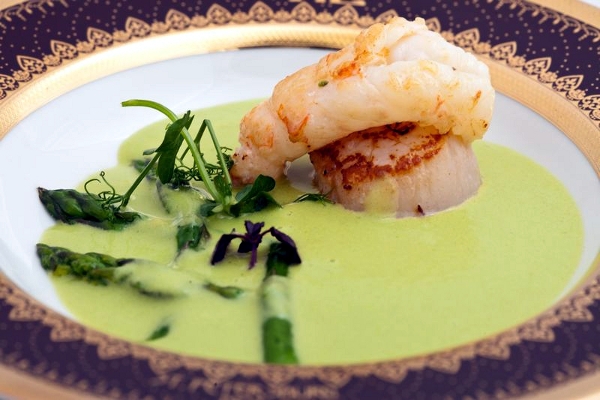 Крем-суп из зеленой спаржи с норвежским лангустином и гребешком в соусе из белого трюфеля, 550 рублей