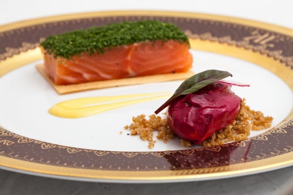 Лосось гравлакс на тосте из рисового теста с мороженым из свеклы и соусом из дижонской горчицы, 380 рублей