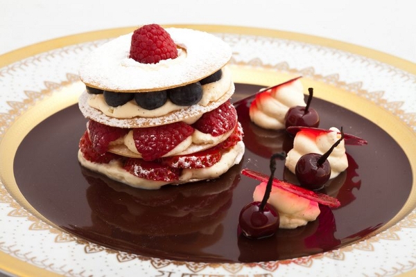 Мильфей из слоеного теста со свежими ягодами и вишней в коньяке, 490 рублей