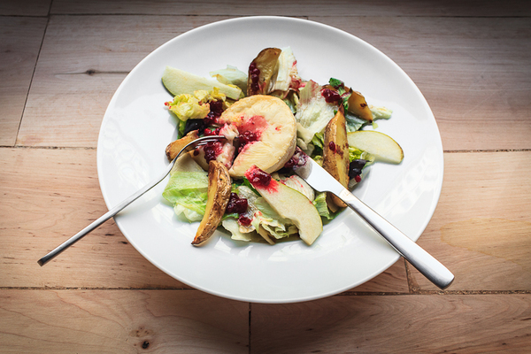 Большой салат с сыром камамбер, грушей и брусничным соусом, 290 руб.