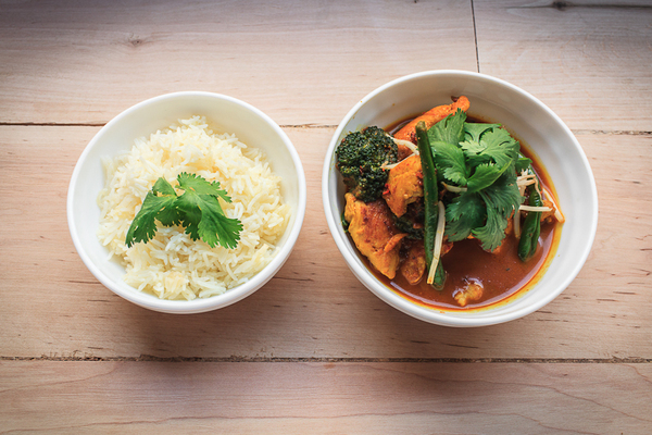 Курица карри с соусом из кокосового молока и красной пасты карри, 260 руб.