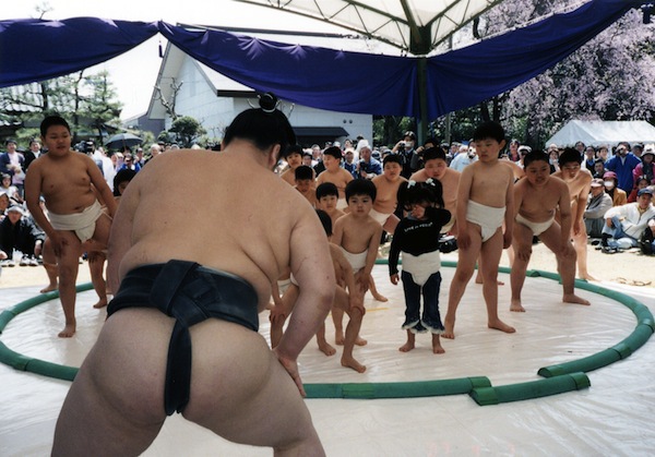 Префектура Тотиги (г.Уцуномия), синтоистский храм Кабаи. Маленькие сумоисты.