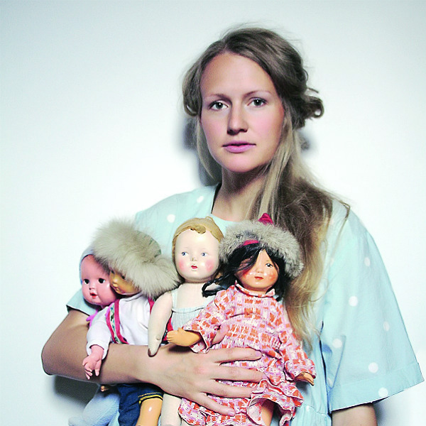 Аня Дружинина с куклами из своей коллекции. «Мне безумно нравятся фарфоровые шарнирные куклы японки Satomi Hirota. Также я с большим удовольствием
