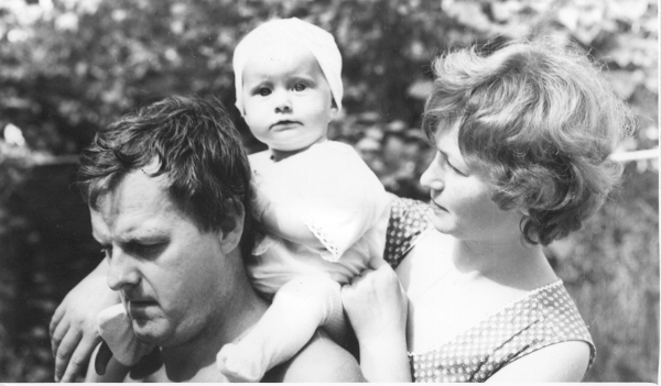 Ксения с родителями. Дачный поселок Комарово, 1982