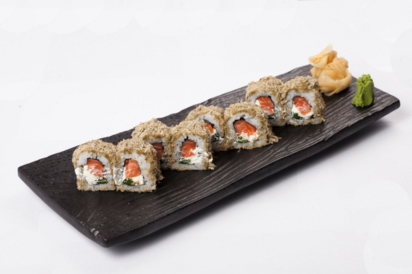 Оборо комбу ролл (лосось, филадельфия, лук сибулет и водоросли оборо)