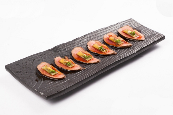 Камо татаки (обожженное филе утки с соусом терияки и киви)