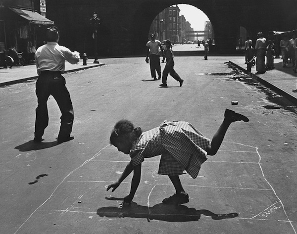 Игра в классики. Восточный Гарлем, Нью-Йорк, 1952