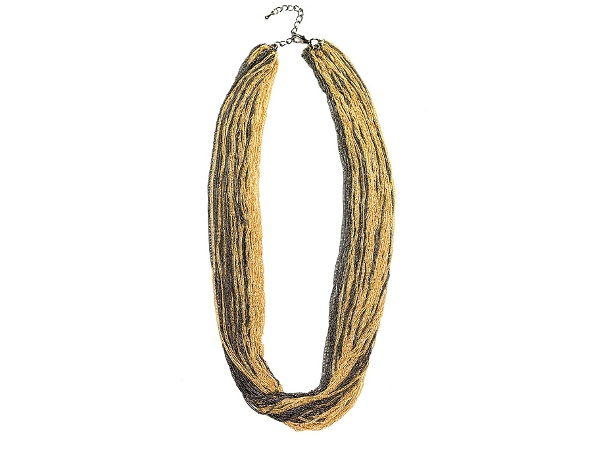 Колье в виде множества мелких цепочек черного и золотого цвета.