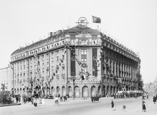 Флагман «Интуриста» украшен к празднованию 1 Мая. 1934 год