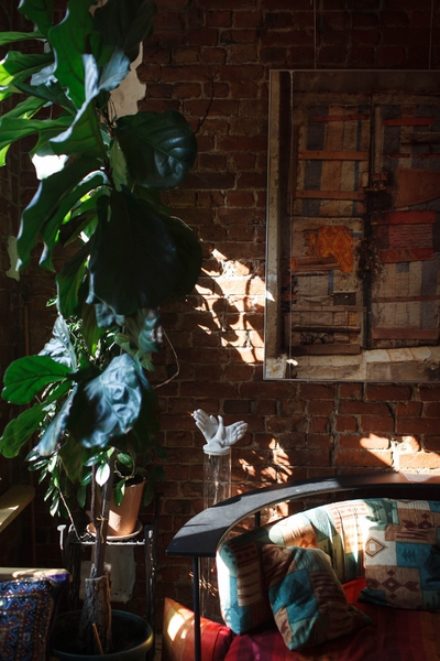 Скамьи в столовой изготовлены из старых дубовых дверей