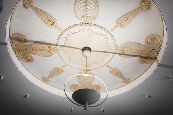 Лепку на потолке хозяйка лично расчищала скальпелем