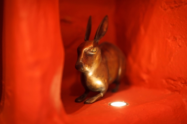 «Глинобитная» полка сделана из монтажной пены и шпаклевки