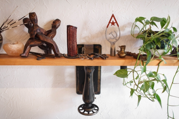 Набор на полке напоминает ассортимент антикварной лавки