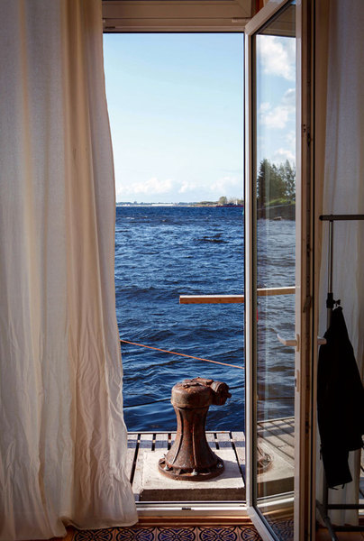 Из комнаты при желании можно шагнуть прямо в воду