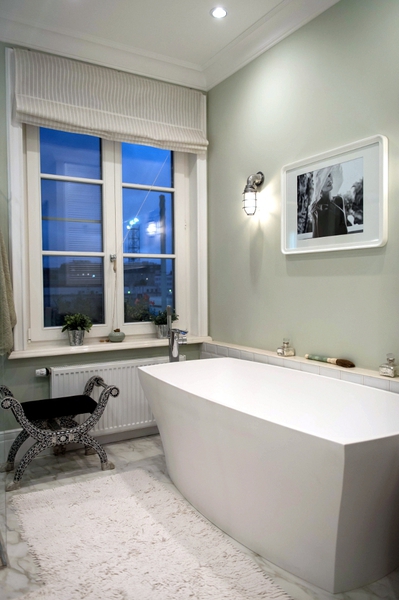 В ванной есть телевизор, обои и окно, что большая редкость