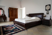 Двуспальных антикварных кроватей практически не существует, поэтому хозяева, которые ценят комфорт, выбрали для спальни современную мебель