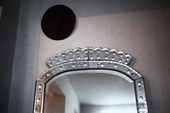 В прихожей — антикварное зеркало в графичной зеркальной же раме из дома петербургской профессорской династии. Любимая марка фарфора дизайнера — Astier de Villatte.